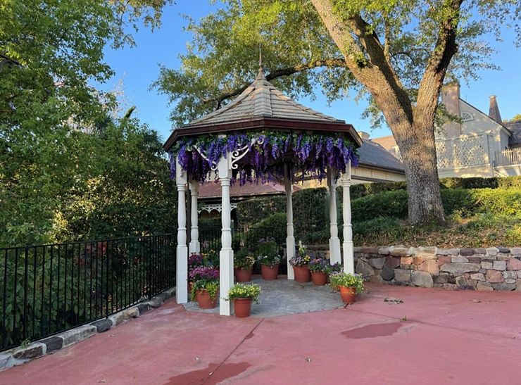 Enchanted Glade Gazebo, na Liberty Square, escondido atrás da Ye Olde Christmas Shoppe