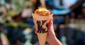O Epic Universe, novo parque da Universal Orlando, eleva a experiência gastronômica com pratos e bebidas temáticos em todas as áreas. De opções inspiradas em Harry Potter e Super Nintendo até culinária viking, monstros clássicos e alta gastronomia no Celestial Park, o parque oferece desde snacks criativos e instagramáveis até refeições completas e sofisticadas. A proposta é integrar sabores à narrativa de cada universo, tornando a comida parte essencial da experiência.