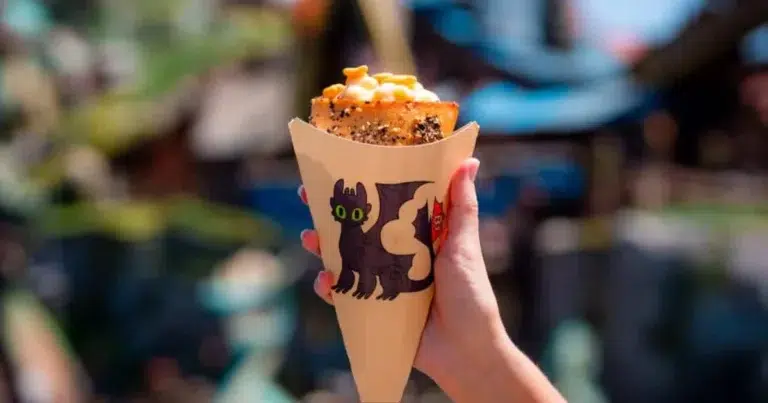 O Epic Universe, novo parque da Universal Orlando, eleva a experiência gastronômica com pratos e bebidas temáticos em todas as áreas. De opções inspiradas em Harry Potter e Super Nintendo até culinária viking, monstros clássicos e alta gastronomia no Celestial Park, o parque oferece desde snacks criativos e instagramáveis até refeições completas e sofisticadas. A proposta é integrar sabores à narrativa de cada universo, tornando a comida parte essencial da experiência.