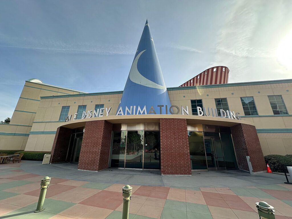 A nova identidade visual do prédio é inspirada no Roy E. Disney Animation Building, em Burbank, sede da The Walt Disney Company.
