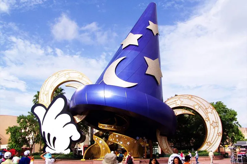 A Disney ainda não divulgou as dimensões oficiais, mas, para comparação, o chapéu original (2001–2015) tinha aproximadamente 37 metros de altura.