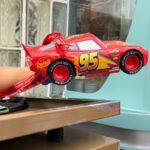 Carros Completa 20 Anos e Disney Lança Novo Balde de Pipoca do Relâmpago McQueen em Orlando
