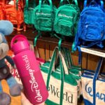 Disney muda estratégia de produtos e aposta no estilo “quiet luxury”; nova coleção divide opiniões entre fãs