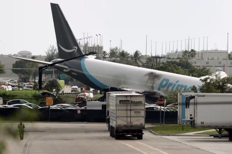 Acidente com avião cargueiro da Amazon em Miami deixa mortos e desvia voos para Orlando