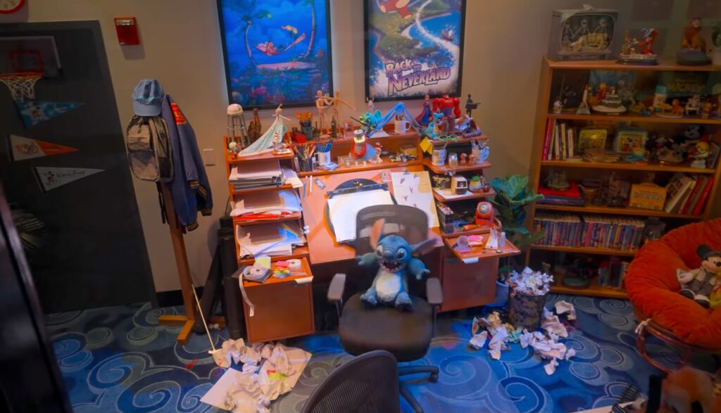 Mesa de trabalho recriada no Walt Disney Animation Studios, mostra ambiente criativo dos artistas