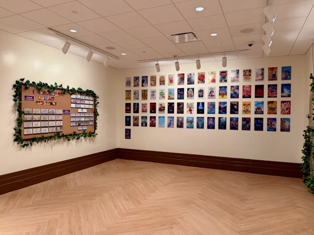 Uma das áreas internas reúne artes e referencias visuais de produções da Walt Disney Animation Studios