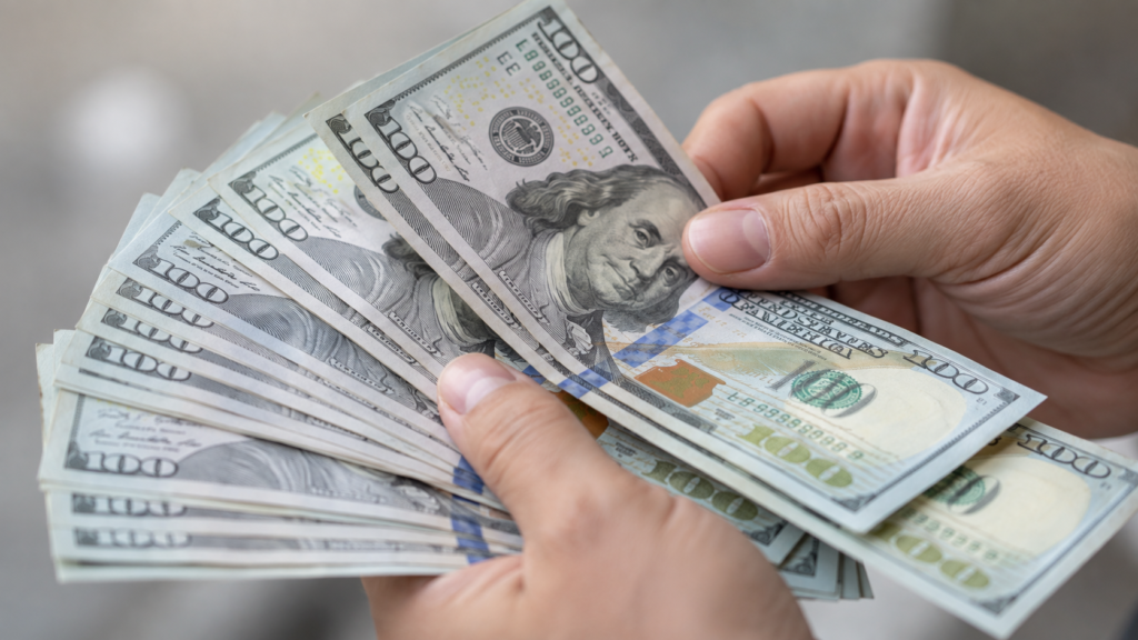 Dólar cai mais de 4% e chega a R$ 4,98: viagem para Orlando fica mais barata e abre oportunidade para comprar moeda