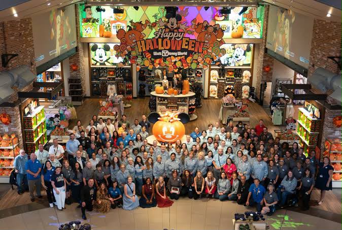 World of Disney completa 30 anos em Orlando: conheça a história da maior loja de produtos Disney do mundo